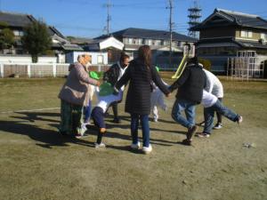 お家の人と園児が手をつないで無重力を感じている
