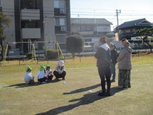 お家の人に感想を聞いている園児