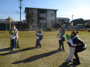 お家の人とハグをしている園児