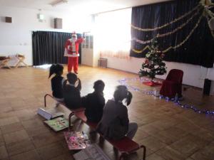 サンタさんが登場して驚く園児