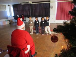 サンタさんに歌をうたう園児