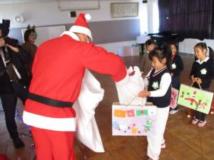 サンタさんにプレゼントをもらう園児1