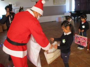 サンタさんにプレゼントをもらう園児2