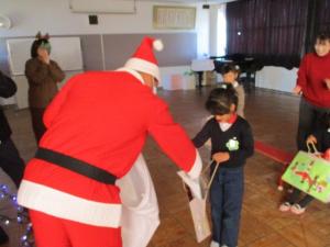 サンタさんにプレゼントをもらう園児3