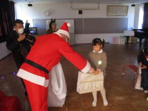 サンタさんにプレゼントをもらう園児4