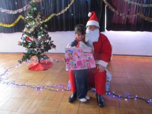サンタさんと写真撮影する園児1