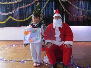 サンタさんと写真撮影をする園児2