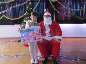 サンタさんと写真撮影する園児4