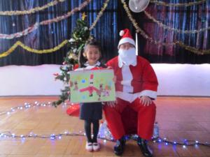 サンタさんと写真撮影する園児3