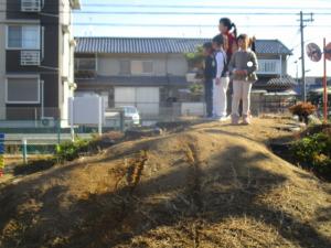 園庭にソリの跡を見つける園児