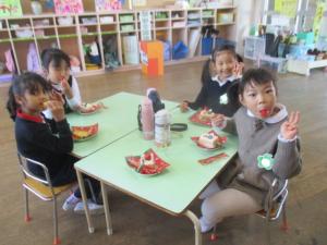 クリスマスケーキを食べる園児