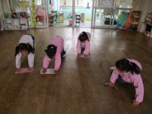 床を拭いている園児