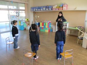 園長先生の話を聞く園児