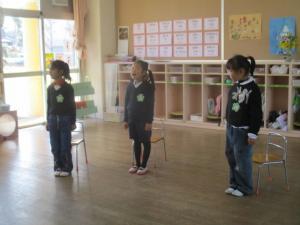 園歌を歌う園児