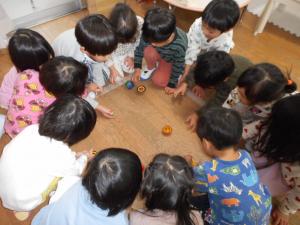 コマ回しを楽しんでいます