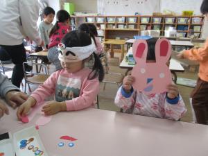 うさぎぐみが福笑いを楽しんでいます