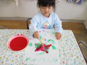 赤色絵具で塗っている