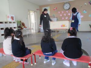 大型絵本を読んでいる図書館の方