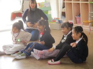 保育室でふれあい遊びをしている園児