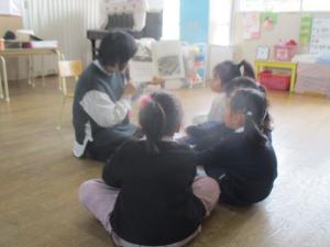 絵本を見ている園児