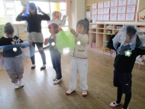 オーガンジーを頭に被って遊ぶ園児