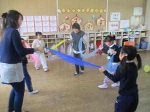 友達とオーガンジーをひぱって遊んでいる