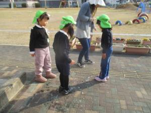 氷を踏んで音を鳴らす園児