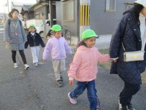 大安寺まで歩く園児
