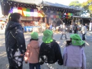 境内で住職さんが来るのをまつ園児