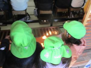 賽銭箱の前で手を合わせる園児