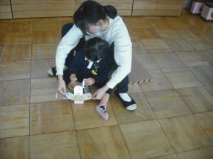 こまをつくっているところ