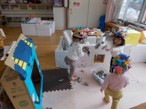 1歳児が投げています