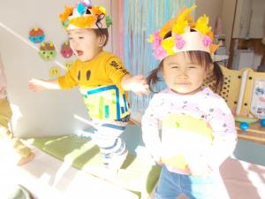 1歳児がにっこりしています