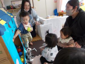 0歳児も豆まきしています