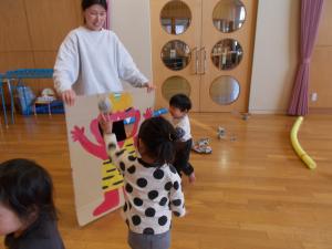 2歳児が鬼に向かって投げています