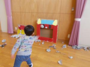 おにめがけて投げる2歳児です