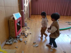 2人で一緒に投げています