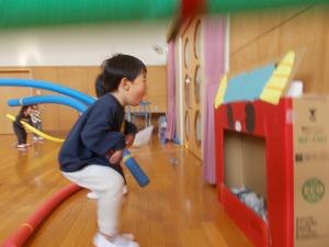 鬼に威嚇しています