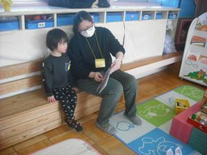 絵本をよんでいるところ