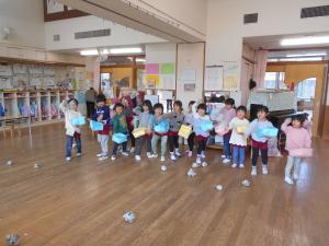 5歳児が自分のクラスで豆まきをしています