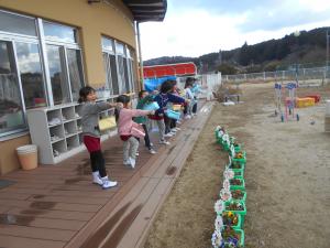 5歳児が園庭にも豆をまいています