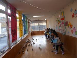 自分たちでかいた鬼に豆をまきました