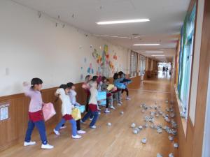 5歳児が大きな声で言いながら豆まきをしています