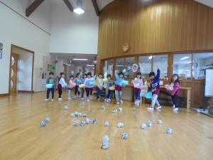 5歳児がホールで豆まきしました