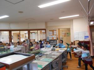 5歳児が職員室で豆まきをしています