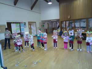 ホールで豆まきをしています