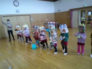 リズム室で豆まきをしています