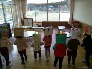 メルヘンルームで豆まきをしています