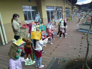 テラスで豆まきをしています