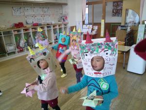 部屋で豆まきしています